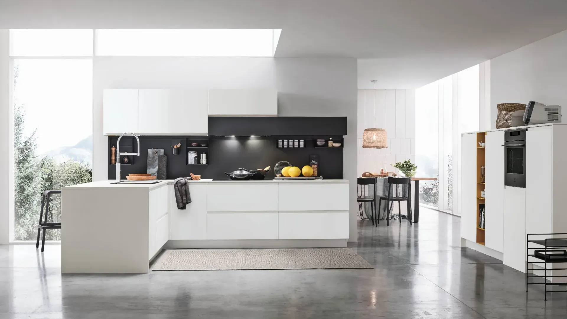 Basi, pensili e colonne a mezza altezza in Pet Bianco Assoluto opaco. Schienale in Fenix Nero Ingo. Top Quarzo Absolute White. Elementi a giorno i Laccato opaco Curcuma.